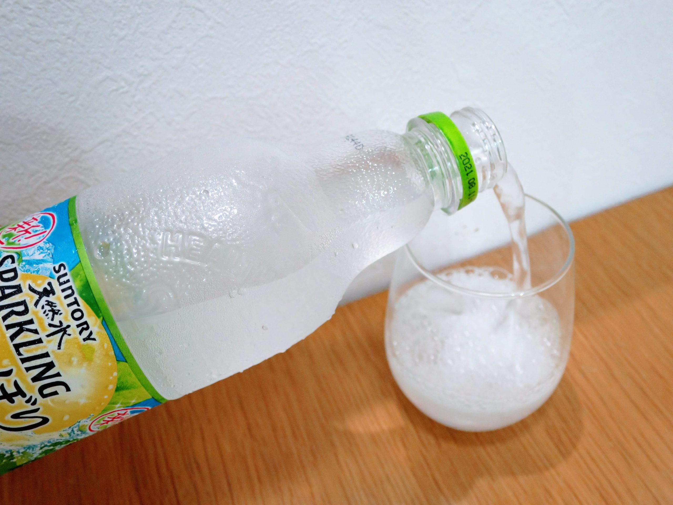 天然水 贅沢しぼりグレープフルーツ
強炭酸はじけながらグラスに注がれます